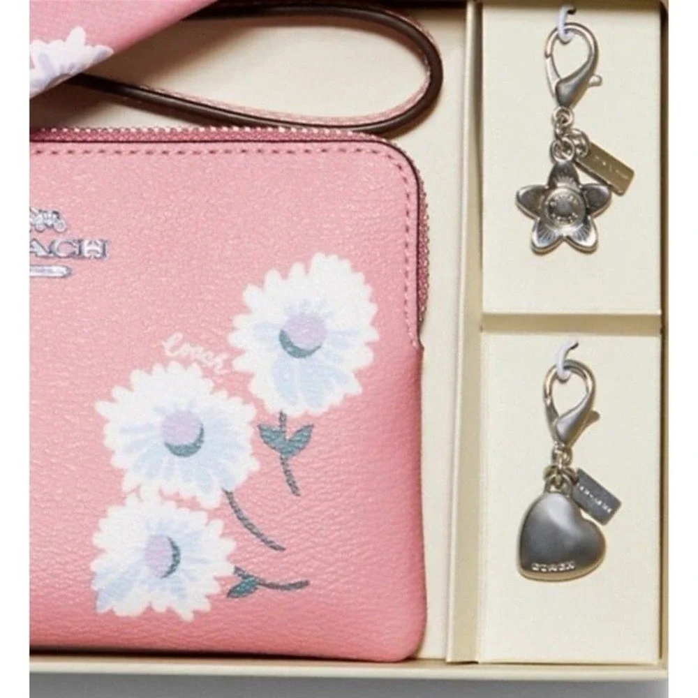 NWT COACH Boxed Corner Zip Wristlet With Daisy Print NEW